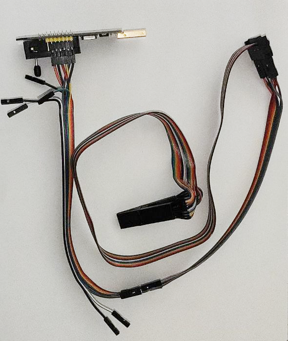 Clip, Kabel zur Umsetzung des PIN-Outs, angeschlossen an den Programmer