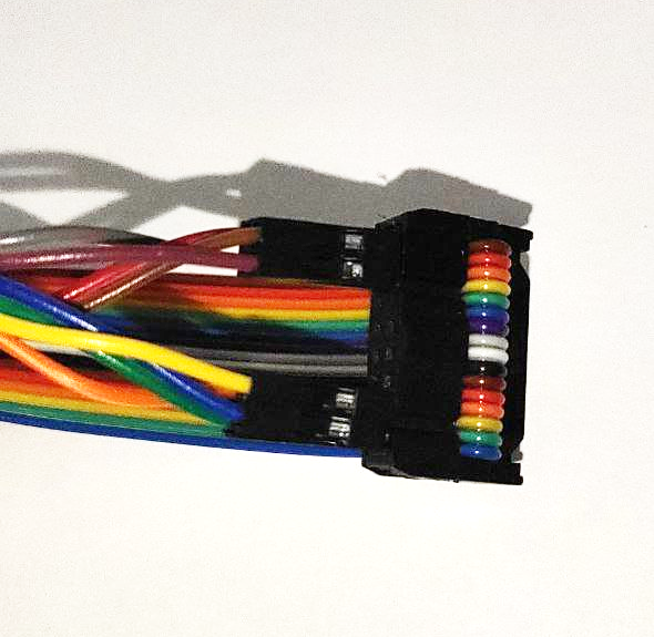 Das 16-Pin Anschlussstück des Clips. Die einzelnen Pins abgenommen mit einzelnen Steckern.