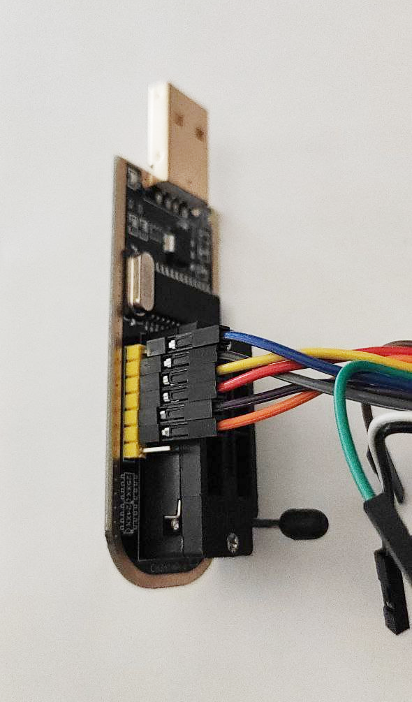 Der Programmer mit angeschlossener Pfostenleiste