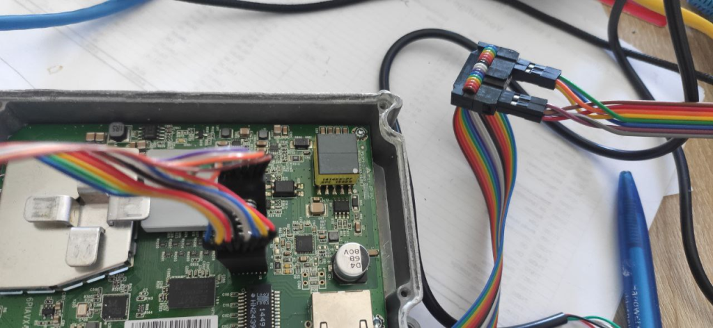 Board der Antenne mit angeschlossenem SOP16-Clip und Teil des Adapters zum Programmierer.
